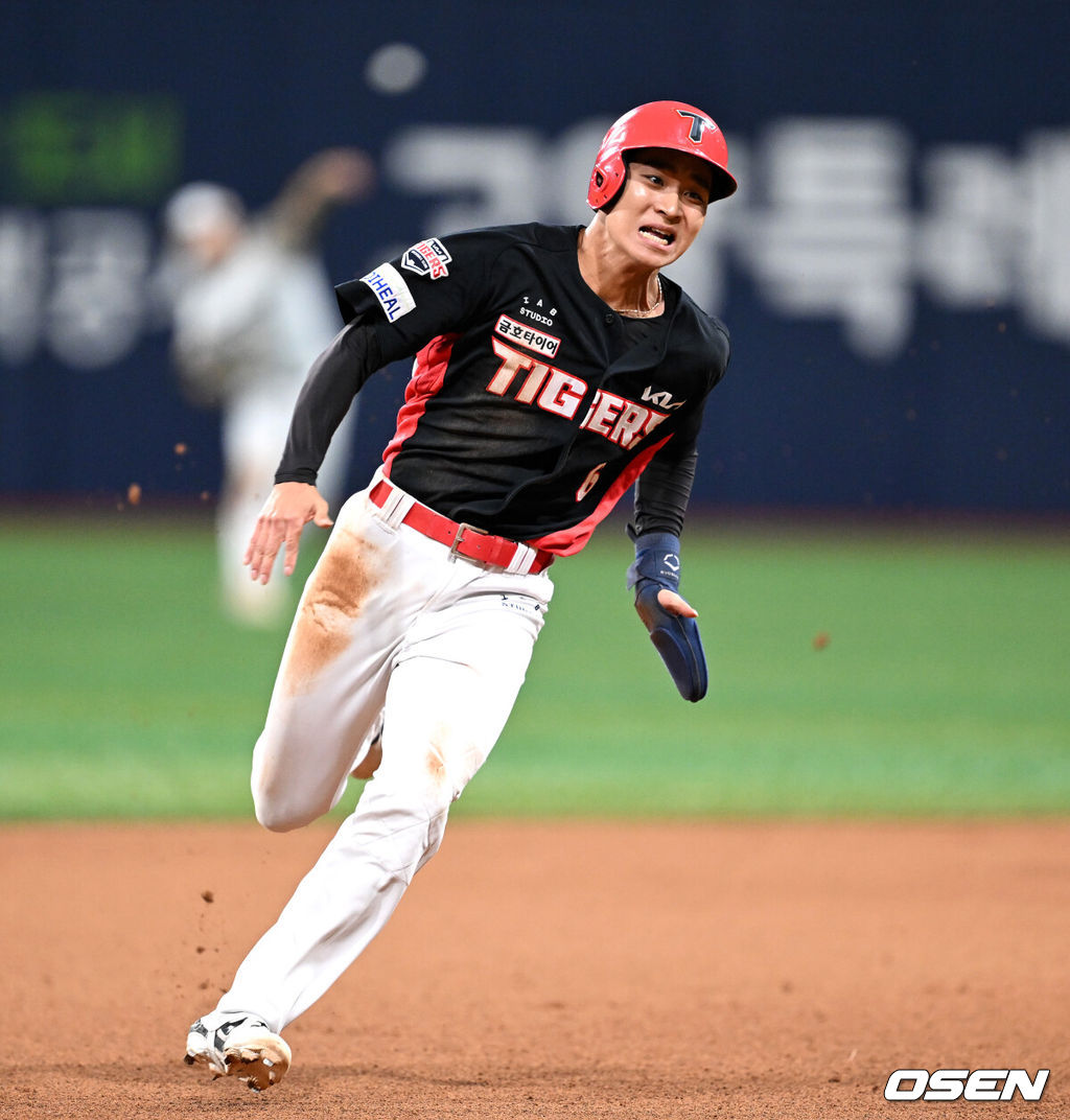 26일 오후 서울 고척스카이돔에서 2025 신한 SOL Bank KBO리그 키움 히어로즈와 KIA 타이거즈의 경기가 열렸다.키움은 하영민, KIA는 김건국을 선발 투수로 내세웠다.10회초 1사 1루에서 KIA 최형우의 우전 안타 때 1루주자 홍종표가 3루로 쇄도 하고 있다. 2025.06.26 /sunday@osen.co.kr