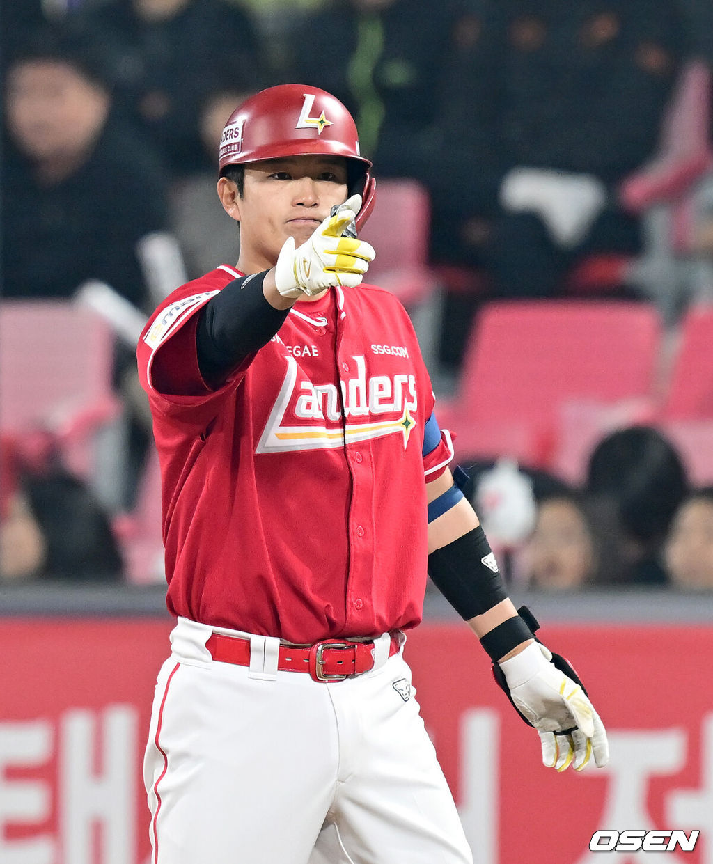 24일 오후 수원 KT위즈파크에서 ‘2025 신한 SOL Bank KBO리그’ KT 위즈와 SSG 랜더스의 경기가 열렸다.홈팀 KT는 강건, 원정팀 SSG는 문승원을 선발로 내세웠다. 8회초 무사 1루 SSG 조형우가 안타를 날린 뒤 세리머니를 하고 있다. 2025.04.24 / ksl0919@osen.co.kr