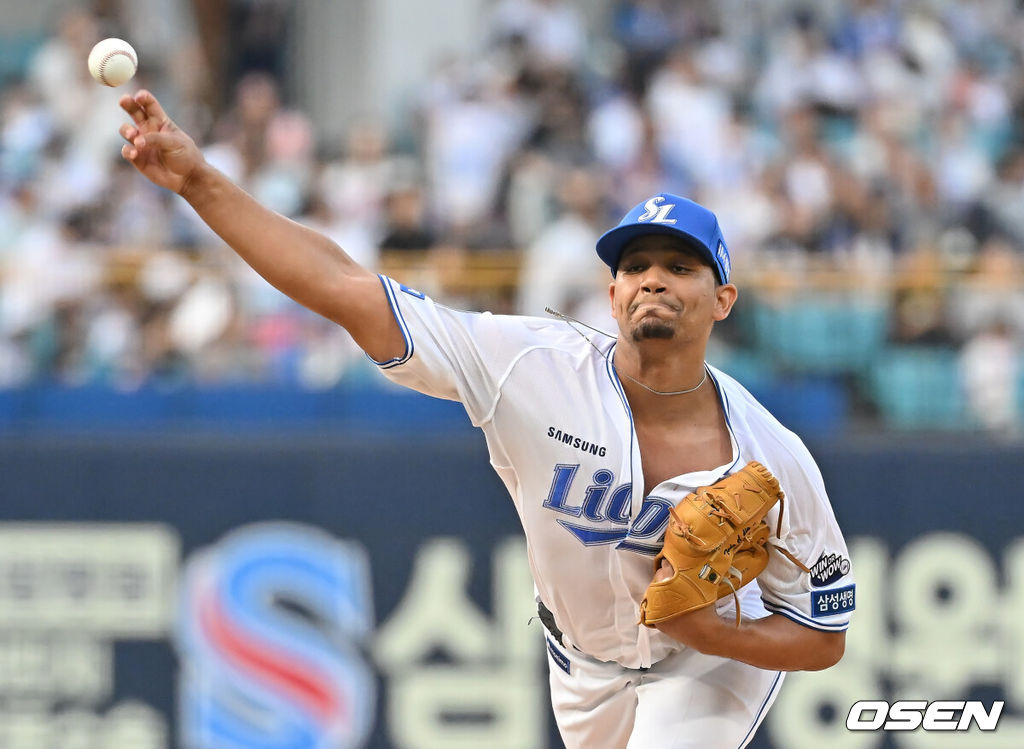 26일 대구삼성라이온즈파크에서 2025 신한 SOL 뱅크 KBO 리그 삼성 라이온즈와 한화 이글스의 경기가 열렸다. 홈팀 삼성은 가라비토가, 방문팀 한화는 문동주가 선발 출전했다. 삼성 라이온즈 선발 투수 가라비토가 역투하고 있다. 2025.06.26 / foto0307@osen.co.kr