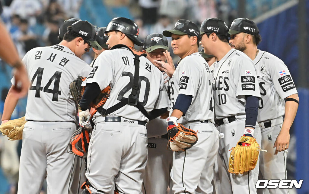 26일 대구삼성라이온즈파크에서 2025 신한 SOL 뱅크 KBO 리그 삼성 라이온즈와 한화 이글스의 경기가 열렸다. 홈팀 삼성은 가라비토가, 방문팀 한화는 문동주가 선발 출전했다. 한화 이글스 선수들이 삼성 라이온즈에 3-1 역전승하고 기쁨을 나누고 있다. 2025.06.26 / foto0307@osen.co.kr