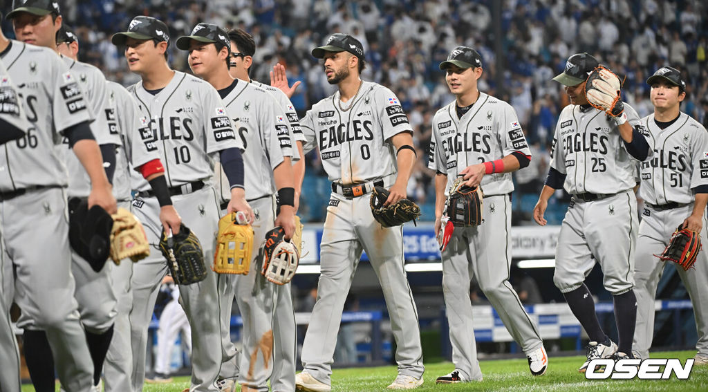 26일 대구삼성라이온즈파크에서 2025 신한 SOL 뱅크 KBO 리그 삼성 라이온즈와 한화 이글스의 경기가 열렸다. 홈팀 삼성은 가라비토가, 방문팀 한화는 문동주가 선발 출전했다. 한화 이글스 선수들이 삼성 라이온즈에 3-1 역전승하고 기쁨을 나누고 있다. 2025.06.26 / foto0307@osen.co.kr