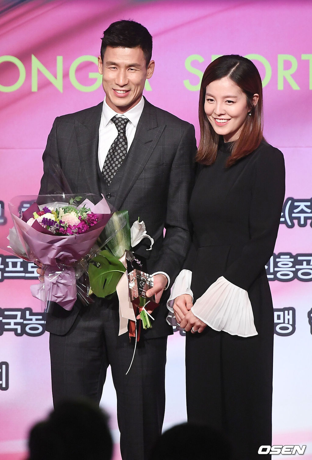 6일 오후 서울 종로구 광화문 포시즌스 호텔에서 ‘2016 동아스포츠대상’이 열렸다.프로축구 부문을 수상한 정조국(광주)이 아내 김성은과 함께 포토타임을 갖고 있다./ rumi@osen.co.kr
