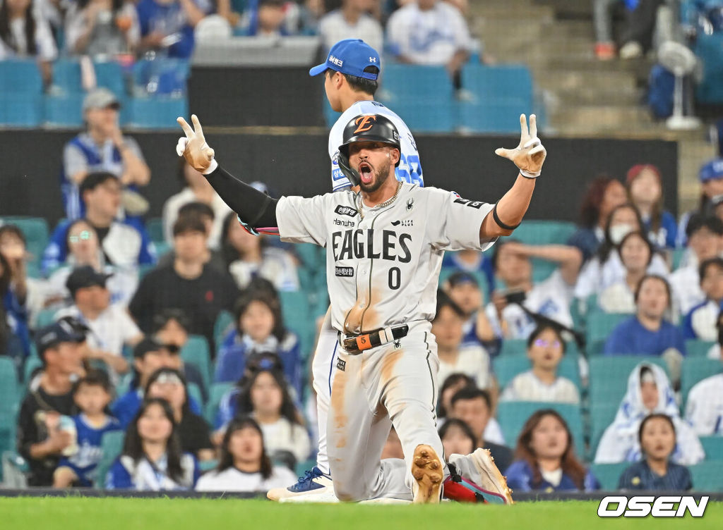 26일 대구삼성라이온즈파크에서 2025 신한 SOL 뱅크 KBO 리그 삼성 라이온즈와 한화 이글스의 경기가 열렸다. 홈팀 삼성은 가라비토가, 방문팀 한화는 문동주가 선발 출전했다. 한화 이글스 리베라토가 6회초 2사 1,2루 우익수 앞 안타를 치고 삼성 라이온즈 구자욱의 포구 실책을 틈타 3루까지 쇄도한 후 포효하고 있다. 2025.06.26 / foto0307@osen.co.kr