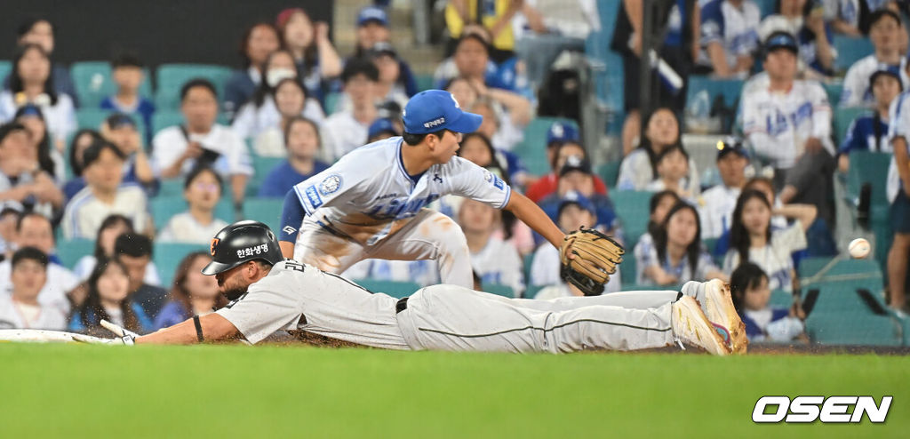 26일 대구삼성라이온즈파크에서 2025 신한 SOL 뱅크 KBO 리그 삼성 라이온즈와 한화 이글스의 경기가 열렸다. 홈팀 삼성은 가라비토가, 방문팀 한화는 문동주가 선발 출전했다. 한화 이글스 리베라토가 6회초 2사 1,2루 우익수 앞 안타를 치고 삼성 라이온즈 구자욱의 포구 실책을 틈타 3루까지 쇄도하고 있다. 2025.06.26 / foto0307@osen.co.kr