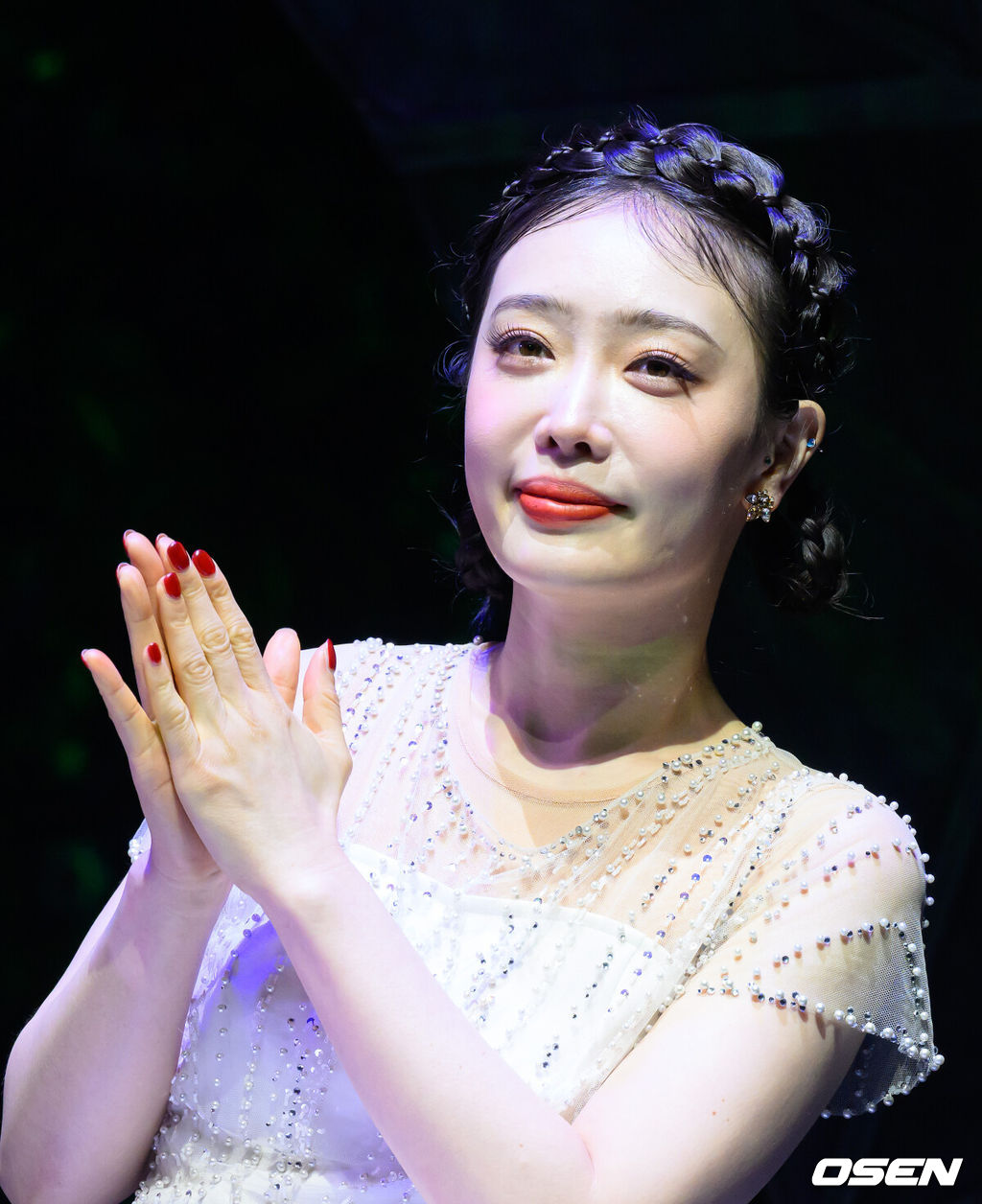 26일 오후 서울 대학로 NOL 유니플렉스 1관에서 뮤지컬 프리다 프레스콜이 열렸다.뮤지컬 ‘프리다’는 불의의 사고 이후 평생 고통 속에서 살면서도 이를 예술로 승화시키며 삶의 환희를 잃지 않았던 ‘프리다 칼로’의 마지막 생애를 액자 형식으로 풀어낸 쇼 뮤지컬이다.배우 김히어라가 박수를 치고 있다. 2025.06.26 /sunday@osen.co.kr