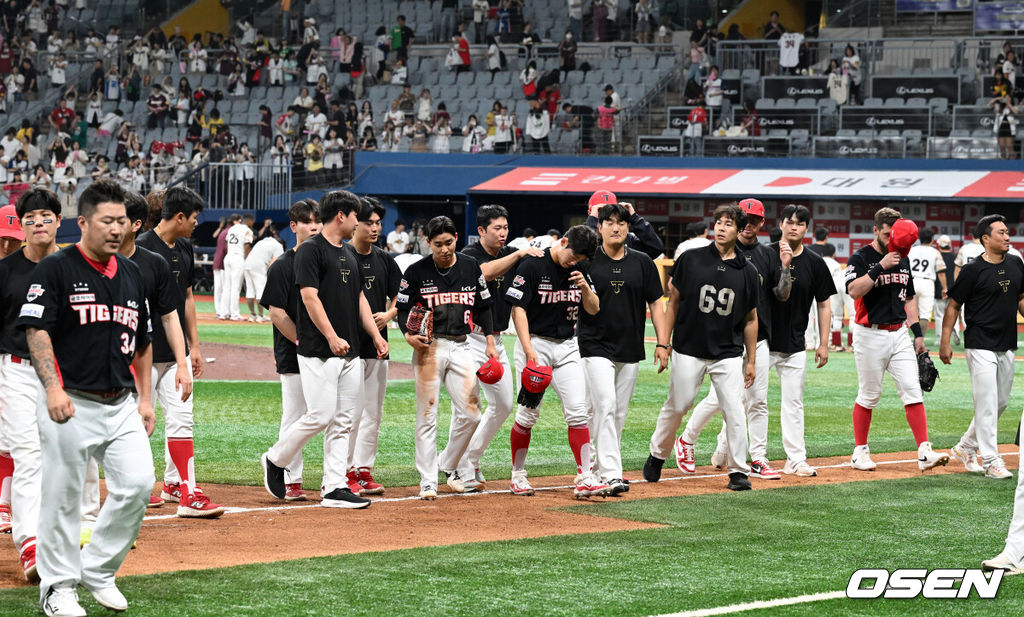 프로야구 키움 히어로즈와 KIA 타이거즈가 무승부를 기록했다.  키움과 KIA는 26일 서울 고척 스카이돔에서 열린 2025 KBO리그 시즌 12차전 맞대결에서 연장 11회 5-5 무승부를 기록했다.  경기 종료 후 KIA 선수들이 그라운드를 나가고 있다. 2025.06.26 /sunday@osen.co.kr