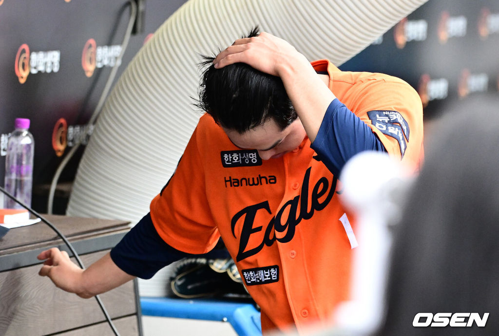 4회초 2사 만루에서 한화 문동주가 LG 김현수에 2타점 좌전 적시타 허용하며 교체된 뒤 덕아웃에서  아쉬워하고 있다. 2025.06.15 /jpnews@osen.co.kr