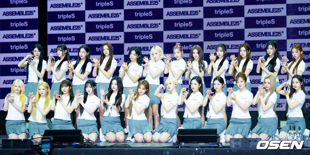12일 오후 서울 용산구 한남동 블루스퀘어 마스터카드홀에서 그룹 트리플에스(tripleS) 'ASSEMBLE 25' 쇼케이스가 열렸다. 이날 트리플에스 24인조 완전체 '디멘션(DIMENSION)'이 'ASSEMBLE 25'의 타이틀곡 무대를 진행한다. 타이틀곡은 팬들이 직접 정한 ‘깨어(Are You Alive)’다.트리플에스 멤버들이 단체 포토타임을 갖고 있다. 2025.05.12 /rumi@osen.co.kr