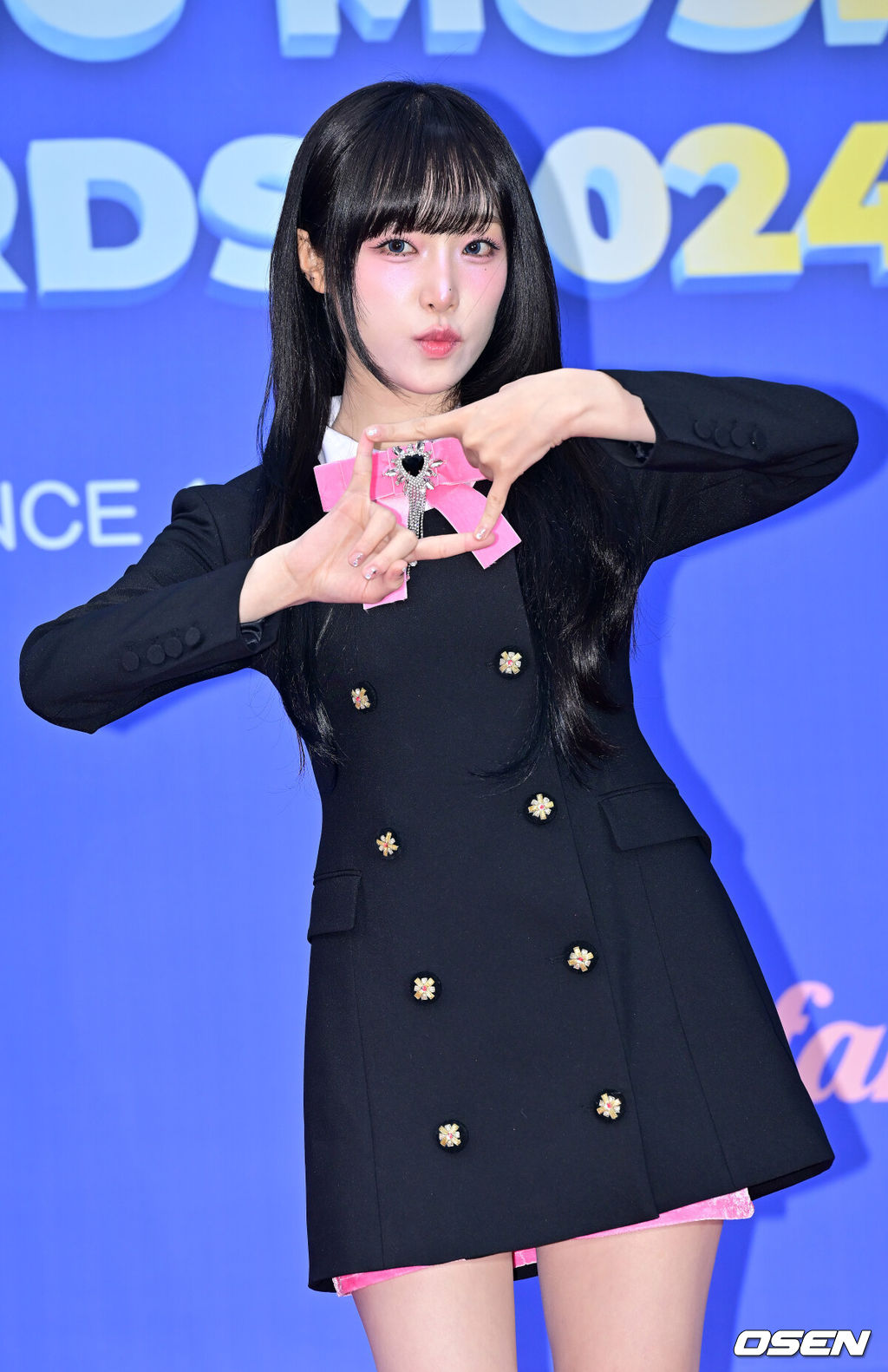 16일 오후 서울 중구 장충동 장충체육관에서 '한터뮤직어워즈 2024' 레드카펫 행사가 열렸다.2일차인 이날 라이즈(RIIZE), LIGHTSUM(라잇썸), 8TURN(에잇턴), NCT WISH(엔시티 위시), 영탁, YOUNG POSSE(영파씨), EVNNE(이븐), 이승윤, 최예나, 허용별(허각, 신용재, 임한별), 김호영, 뮤지, 박미경, 소유, 이희진, 인순이, 장우혁, 제아, 황보 등이 참석했다.가수 최예나가 포즈를 취하고 있다. 2025.02.16 / rumi@osen.co.kr
