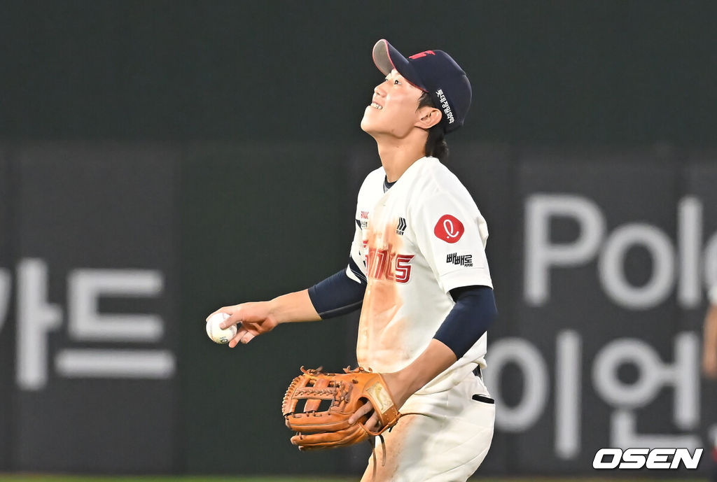 17일 부산 사직야구장에서 2025 신한 SOL 뱅크 KBO 리그 롯데 자이언츠와 한화 이글스의 경기가 열렸다. 홈팀 롯데는 데이비슨이, 방문팀 한화는 와이스가 선발 출전했다.롯데 자이언츠 전민재가 8회초 1사 2루 한화 이글스 이도윤의 타구를 잡지 못하고 안타를 허용한 후 아쉬워하고 있다. 2025.06.17 / foto0307@osen.co.kr