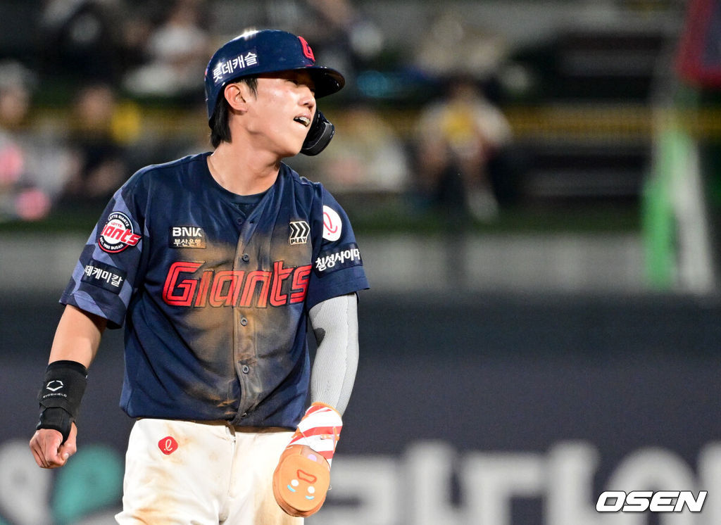 12일 오후 수원 KT위즈파크에서 ‘2025 신한 SOL Bank KBO리그’ KT 위즈와 롯데 자이언츠의 경기가 열렸다.이날 홈팀 KT의 선발투수는 소형준, 방문팀 롯데는 김진욱이 나선다.7회초 무사 1루 롯데 전민재가 손호영 투수 앞 땅볼에 포스아웃 당한 뒤 비디오 판독을 보며 아쉬워하고 있다. 2025.06.12 /cej@osen.co.kr