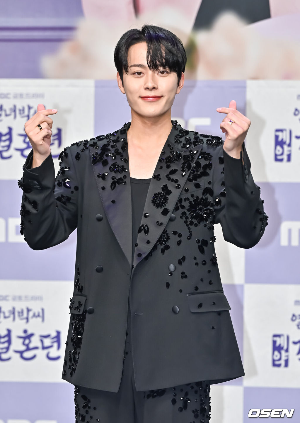 22일 오후 서울 상암동 상암 MBC에서 MBC 새 금토드라마 '열녀박씨 계약결혼뎐' 제작발표회가 진행됐다.동명의 네이버 웹소설을 원작으로 하는 '열녀박씨 계약결혼뎐'은 죽음을 뛰어넘어 2023년 대한민국에 당도한 19세기 욕망 유교걸 박연우(이세영 역)와 21세기 무감정 끝판왕 강태하(배인혁 역)의 금쪽같은 계약 결혼 스토리를 담는다.배우 유선호가 포즈를 취하고 있다.   2023.11.22 / soul1014@osen.co.kr