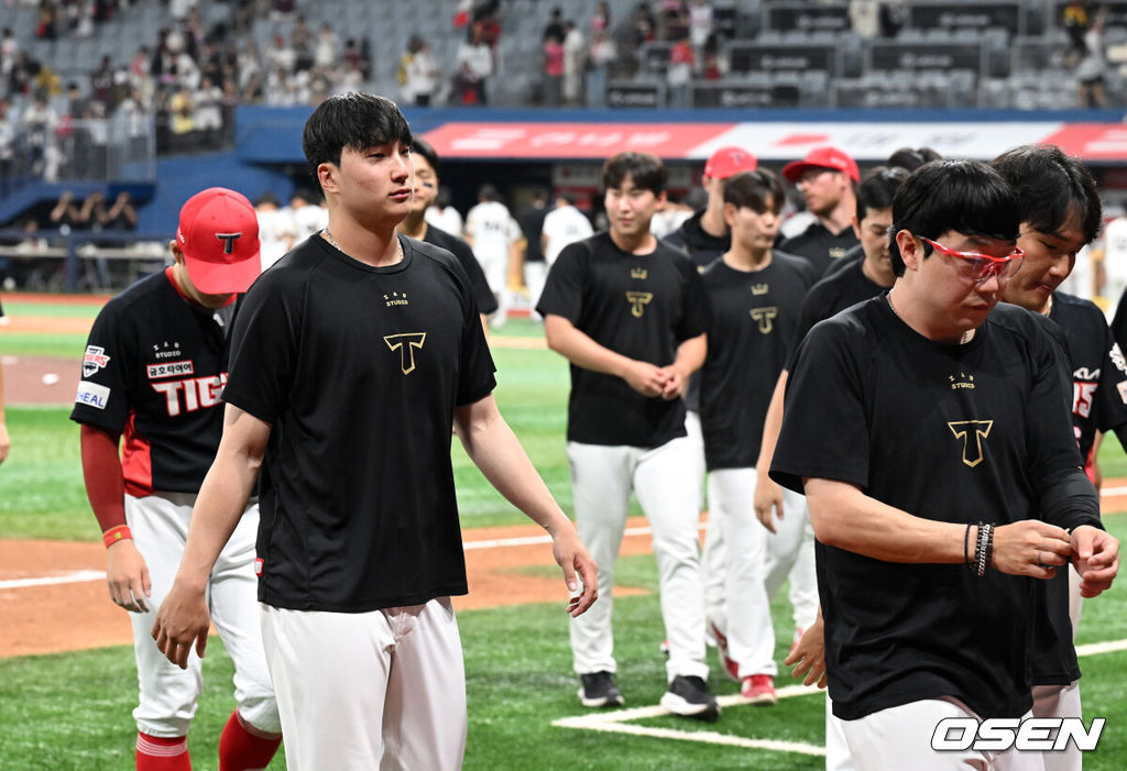 프로야구 키움 히어로즈와 KIA 타이거즈가 무승부를 기록했다.  키움과 KIA는 26일 서울 고척 스카이돔에서 열린 2025 KBO리그 시즌 12차전 맞대결에서 연장 11회 5-5 무승부를 기록했다.  경기 종료 후 KIA 선수들이 그라운드를 나가고 있다. 2025.06.26 /sunday@osen.co.kr