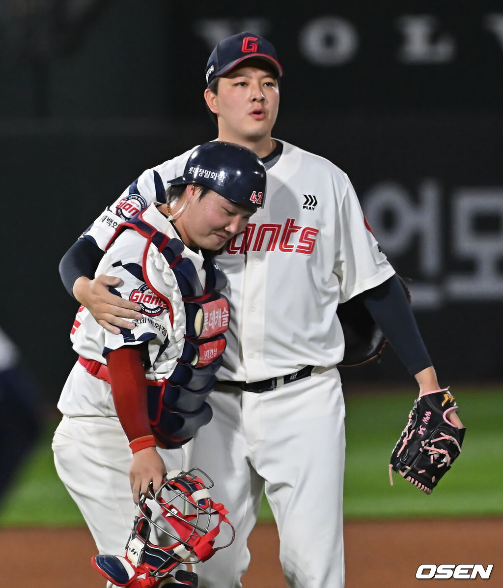 19일 부산 사직야구장에서 2025 신한 SOL 뱅크 KBO 리그 롯데 자이언츠와 한화 이글스의 경기가 열렸다. 홈팀 롯데는 나균안이, 방문팀 한화는 황준서가 선발 출전했다.롯데 자이언츠 김원중이 한화 이글스에 4-3으로 승리한 후 정보근과 기쁨을 나누고 있다. 2025.06.19 / foto0307@osen.co.kr