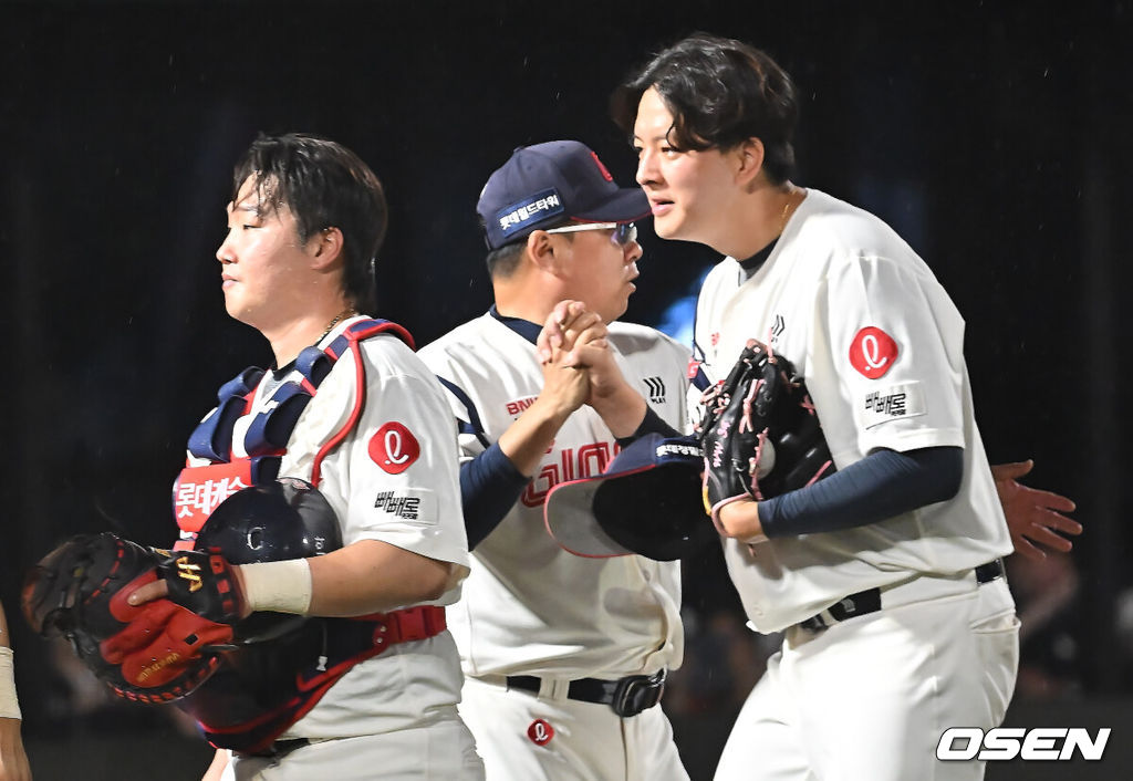 20일 부산 사직야구장에서 2025 신한 SOL 뱅크 KBO 리그 롯데 자이언츠와 삼성 라이온즈의 경기가 열렸다. 홈팀 롯데는 감보아가, 방문팀 삼성은 김대호가 선발 출전했다.롯데 자이언츠 김태형 감독이 삼성 라이온즈에 3-1로 승리한 후 김원중, 정보근과 기쁨을 나누고 있다. 2025.06.20 / foto0307@osen.co.kr