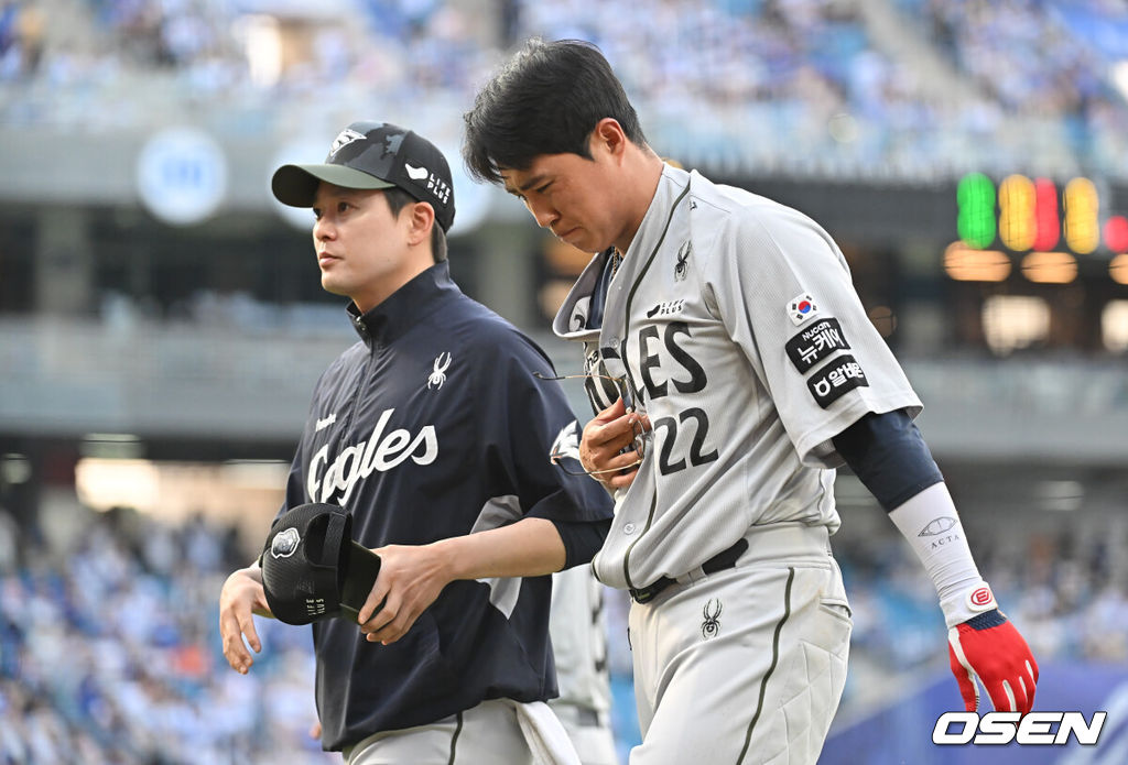 26일 대구삼성라이온즈파크에서 2025 신한 SOL 뱅크 KBO 리그 삼성 라이온즈와 한화 이글스의 경기가 열렸다. 홈팀 삼성은 가라비토가, 방문팀 한화는 문동주가 선발 출전했다. 한화 이글스 채은성이 1회말 1사 투수 땅볼을 친 삼성 라이온즈 양동근과 1루에서 충돌해 쓰러져 있다. 2025.06.26 / foto0307@osen.co.kr