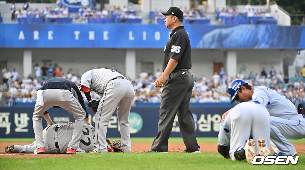 26일 대구삼성라이온즈파크에서 2025 신한 SOL 뱅크 KBO 리그 삼성 라이온즈와 한화 이글스의 경기가 열렸다. 홈팀 삼성은 가라비토가, 방문팀 한화는 문동주가 선발 출전했다. 한화 이글스 채은성이 1회말 1사 투수 땅볼을 친 삼성 라이온즈 양동근과 1루에서 충돌해 쓰러져 있다. 2025.06.26 / foto0307@osen.co.kr
