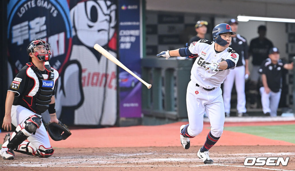 27일 부산 사직야구장에서 2025 신한 SOL 뱅크 KBO 리그 롯데 자이언츠와 KT 위즈의 경기가 열렸다. 홈팀 롯데는 이민석이, 방문팀 삼성은 고영표가 선발 출전했다.롯데 자이언츠 박찬형이 2회말 우월 솔로 홈런을 치고 있다. 2025.06.27 / foto0307@osen.co.kr