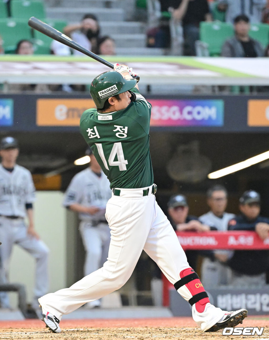 27일 인천 SSG랜더스필드에서 ‘2025 신한은행 SOL Bank KBO리그’ SSG 랜더스와 한화 이글스의 경기가 열렸다.이날 SSG는 문승원,한화는 엄상백을 선발로 내세웠다.  3회말 2사 1, 2루 SSG 최정이 추격의 3점 홈런을 날리고 있다. 025.06.27 / ksl0919@osen.co.kr