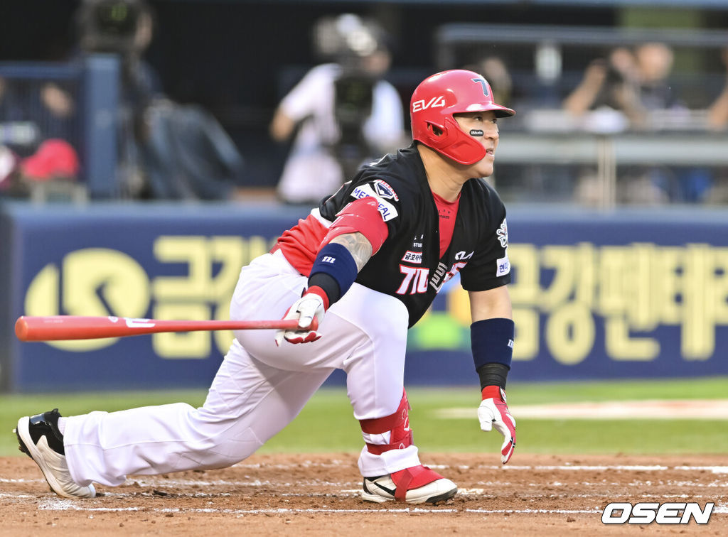 27일 오후 서울 잠실구장에서 ‘2025 신한 SOL BANK KBO리그’ LG 트윈스와 KIA 타이거즈의 경기가 진행됐다.이날 LG는 손주영을, KIA는 양현종을 선발투수로 내세웠다.4회초 무사 1,2루 KIA 최형우가 선취 2타점 적시타를 날리고 있다. 2025.06.27 /soul1014@osen.co.kr
