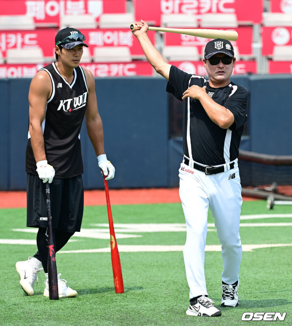 7일 오후 수원 KT위즈파크에서 ‘2025 신한 SOL Bank KBO리그’ KT 위즈와 SSG 랜더스의 경기가 열렸다.이날 홈팀 KT는 선발투수로 고영표, 방문팀 SSG는 앤더슨을 내세웠다. 경기 시작에 앞서 KT 이종범 코치가 선수들의 훈련을 돕고 있다. 2025.06.07 / ksl0919@osen.co.kr