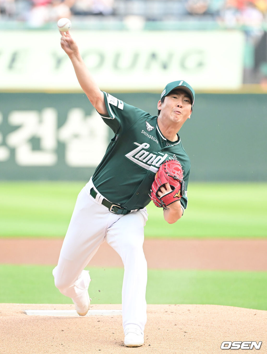 27일 인천 SSG랜더스필드에서 ‘2025 신한은행 SOL Bank KBO리그’ SSG 랜더스와 한화 이글스의 경기가 열렸다.이날 SSG는 문승원,한화는 엄상백을 선발로 내세웠다. 1회초 SSG 선발 문승원이 마운드에 올라 힘차게 공을 뿌리고 있다. 2025.06.27 / ksl0919@osen.co.kr