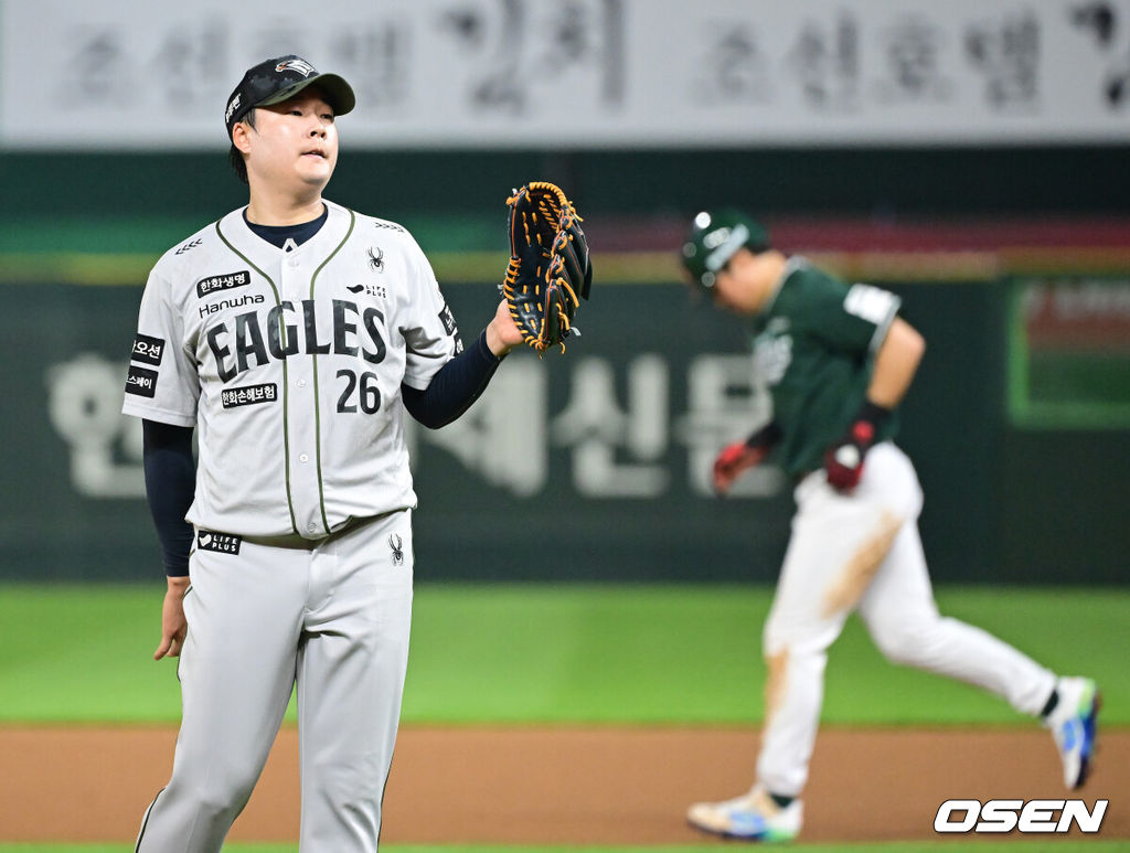 27일 인천 SSG랜더스필드에서 ‘2025 신한은행 SOL Bank KBO리그’ SSG 랜더스와 한화 이글스의 경기가 열렸다.이날 SSG는 문승원,한화는 엄상백을 선발로 내세웠다. 7회말 2사 1, 3루 한화 한승혁이 SSG 고명준에게 볼넷을 허용, 만루위기를 맞고 있다. 2025.06.27 / ksl0919@osen.co.kr