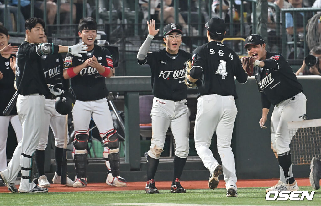 27일 부산 사직야구장에서 2025 신한 SOL 뱅크 KBO 리그 롯데 자이언츠와 KT 위즈의 경기가 열렸다. 홈팀 롯데는 이민석이, 방문팀 삼성은 고영표가 선발 출전했다.KT 위즈 선수들이 7회말 1사 1루 롯데 자이언츠 레이예스의 타구를 잡아 병살시킨 오윤석과 기쁨을 나누고 있다. 2025.06.27 / foto0307@osen.co.kr