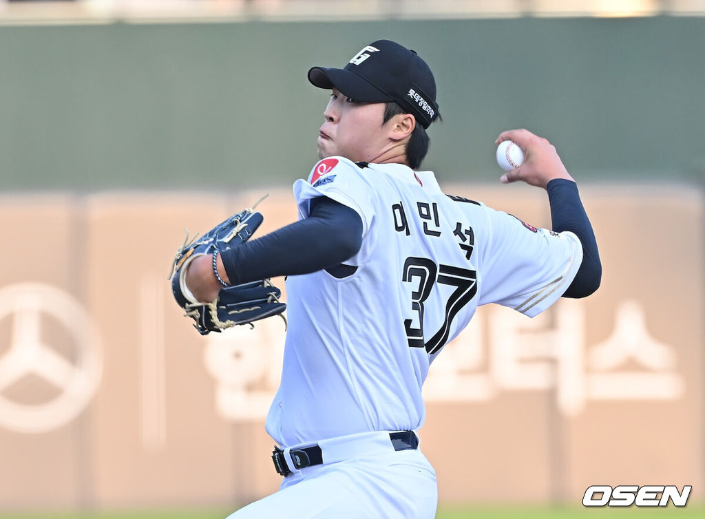 27일 부산 사직야구장에서 2025 신한 SOL 뱅크 KBO 리그 롯데 자이언츠와 KT 위즈의 경기가 열렸다. 홈팀 롯데는 이민석이, 방문팀 삼성은 고영표가 선발 출전했다.롯데 자이언츠 선발 투수 이민석이 역투하고 있다. 2025.06.27 / foto0307@osen.co.kr