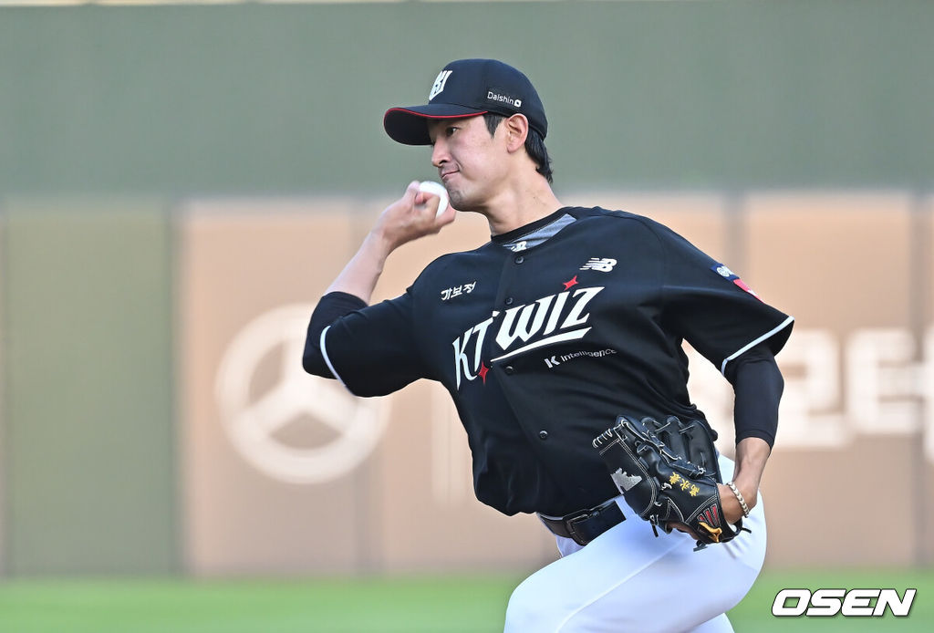 27일 부산 사직야구장에서 2025 신한 SOL 뱅크 KBO 리그 롯데 자이언츠와 KT 위즈의 경기가 열렸다. 홈팀 롯데는 이민석이, 방문팀 삼성은 고영표가 선발 출전했다.KT 위즈 선발 투수 고영표가 역투하고 있다. 2025.06.27 / foto0307@osen.co.kr