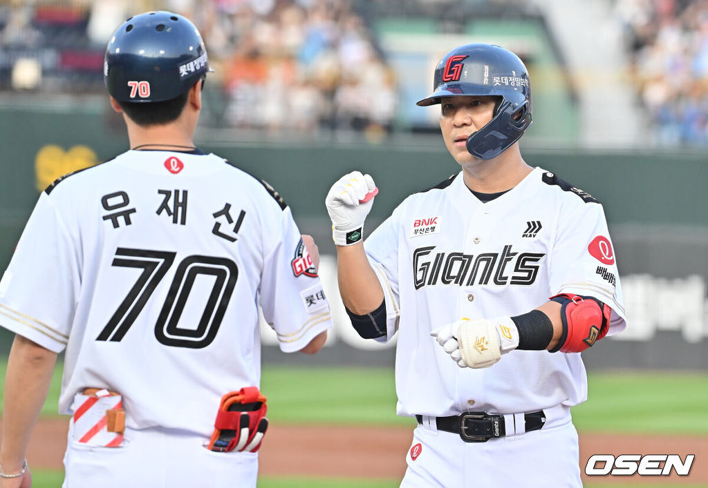 27일 부산 사직야구장에서 2025 신한 SOL 뱅크 KBO 리그 롯데 자이언츠와 KT 위즈의 경기가 열렸다. 홈팀 롯데는 이민석이, 방문팀 삼성은 고영표가 선발 출전했다.롯데 자이언츠 김민성이 1회말 2사 1,2루 중견수 앞 1타점 안타를 치고 세리머니를 하고 있다. 2025.06.27 / foto0307@osen.co.kr