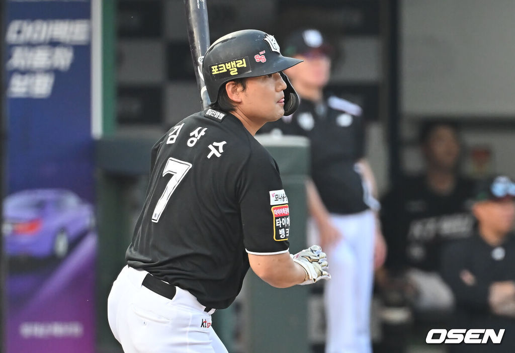 27일 부산 사직야구장에서 2025 신한 SOL 뱅크 KBO 리그 롯데 자이언츠와 KT 위즈의 경기가 열렸다. 홈팀 롯데는 이민석이, 방문팀 삼성은 고영표가 선발 출전했다.KT 위즈 김상수가 2회초 2사 1,2루 중견수 앞 1타점 안타를 치고 있다. 2025.06.27 / foto0307@osen.co.kr