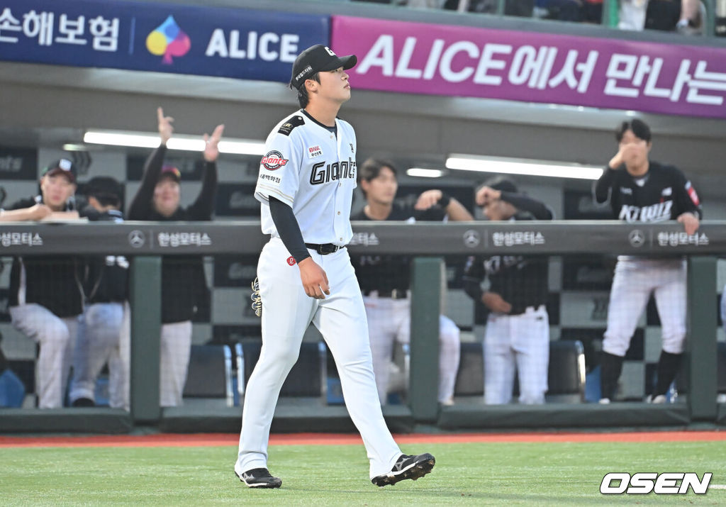 27일 부산 사직야구장에서 2025 신한 SOL 뱅크 KBO 리그 롯데 자이언츠와 KT 위즈의 경기가 열렸다. 홈팀 롯데는 이민석이, 방문팀 삼성은 고영표가 선발 출전했다.롯데 자이언츠 이민석이 3회초 2사 만루 KT 위즈 김민혁에게 우익수 오른쪽 역전 2타점 적시타를 내주고 아쉬워하고 있다. 2025.06.27 / foto0307@osen.co.kr