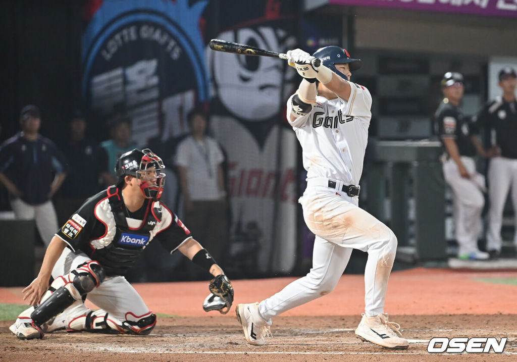 27일 부산 사직야구장에서 2025 신한 SOL 뱅크 KBO 리그 롯데 자이언츠와 KT 위즈의 경기가 열렸다. 홈팀 롯데는 이민석이, 방문팀 삼성은 고영표가 선발 출전했다.롯데 자이언츠 고승민이 3회말 2사 만루 중견수 앞 2타점 적시타를 치고 있다. 2025.06.27 / foto0307@osen.co.kr