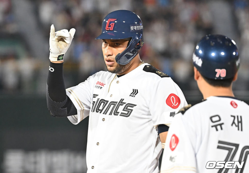 27일 부산 사직야구장에서 2025 신한 SOL 뱅크 KBO 리그 롯데 자이언츠와 KT 위즈의 경기가 열렸다. 홈팀 롯데는 이민석이, 방문팀 삼성은 고영표가 선발 출전했다.롯데 자이언츠 레이예스가 3회말 2사 1,3루 중견수 앞 1타점 안타를 치고 세리머니를 하고 있다. 2025.06.27 / foto0307@osen.co.kr