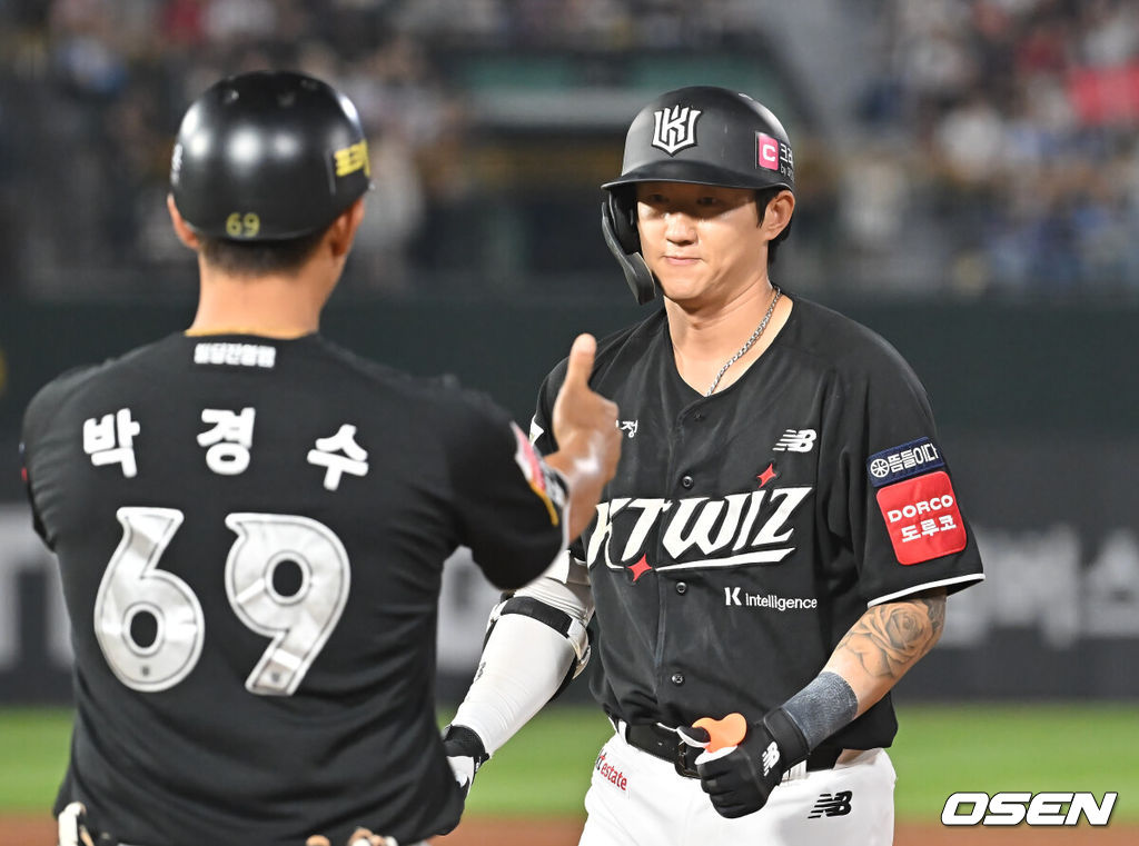 27일 부산 사직야구장에서 2025 신한 SOL 뱅크 KBO 리그 롯데 자이언츠와 KT 위즈의 경기가 열렸다. 홈팀 롯데는 이민석이, 방문팀 삼성은 고영표가 선발 출전했다.KT 위즈 김민혁이 7회초 2사 1,3루 역전 1타점 안타를 치고 세리머니를 하고 있다. 2025.06.27 / foto0307@osen.co.kr