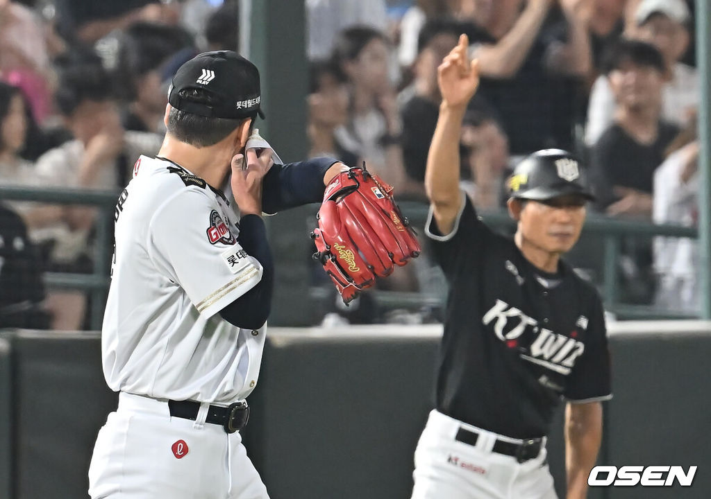 27일 부산 사직야구장에서 2025 신한 SOL 뱅크 KBO 리그 롯데 자이언츠와 KT 위즈의 경기가 열렸다. 홈팀 롯데는 이민석이, 방문팀 삼성은 고영표가 선발 출전했다.롯데 자이언츠 최준용이 7회초 2사 1,3루 KT 위즈 김민혁에게 역전 1타점 안타를 맞고 아쉬워하고 있다. 2025.06.27 / foto0307@osen.co.kr