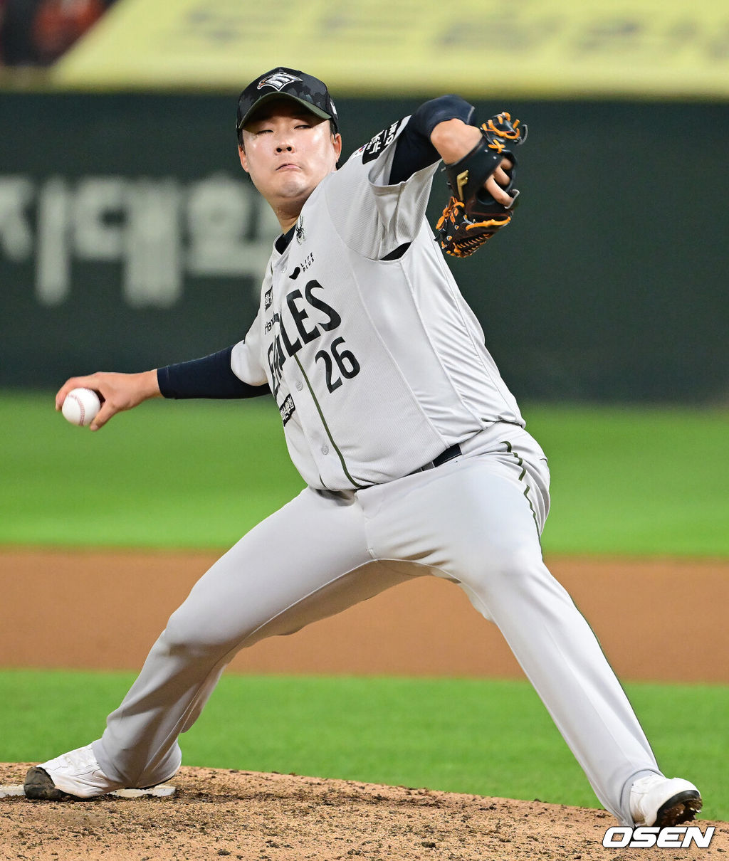 27일 인천 SSG랜더스필드에서 ‘2025 신한은행 SOL Bank KBO리그’ SSG 랜더스와 한화 이글스의 경기가 열렸다.이날 SSG는 문승원,한화는 엄상백을 선발로 내세웠다. 7회말 2사 1, 3루 한화 한승혁이 마운드에 올라 힘차게 공을 뿌리고 있다. 2025.06.27 / ksl0919@osen.co.kr
