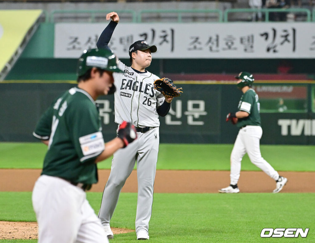 27일 인천 SSG랜더스필드에서 ‘2025 신한은행 SOL Bank KBO리그’ SSG 랜더스와 한화 이글스의 경기가 열렸다.이날 SSG는 문승원,한화는 엄상백을 선발로 내세웠다. 7회말 2사 만루 한화 한승혁이 SSG 박성한에게 밀어내기 볼넷, 실점을 하고 있다. 2025.06.27 / ksl0919@osen.co.kr