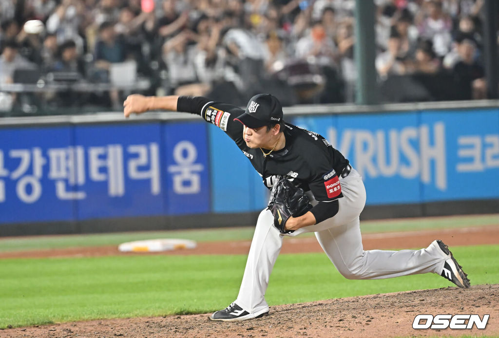 27일 부산 사직야구장에서 2025 신한 SOL 뱅크 KBO 리그 롯데 자이언츠와 KT 위즈의 경기가 열렸다. 홈팀 롯데는 이민석이, 방문팀 삼성은 고영표가 선발 출전했다.KT 위즈 박영현이 역투하고 있다. 2025.06.27 / foto0307@osen.co.kr