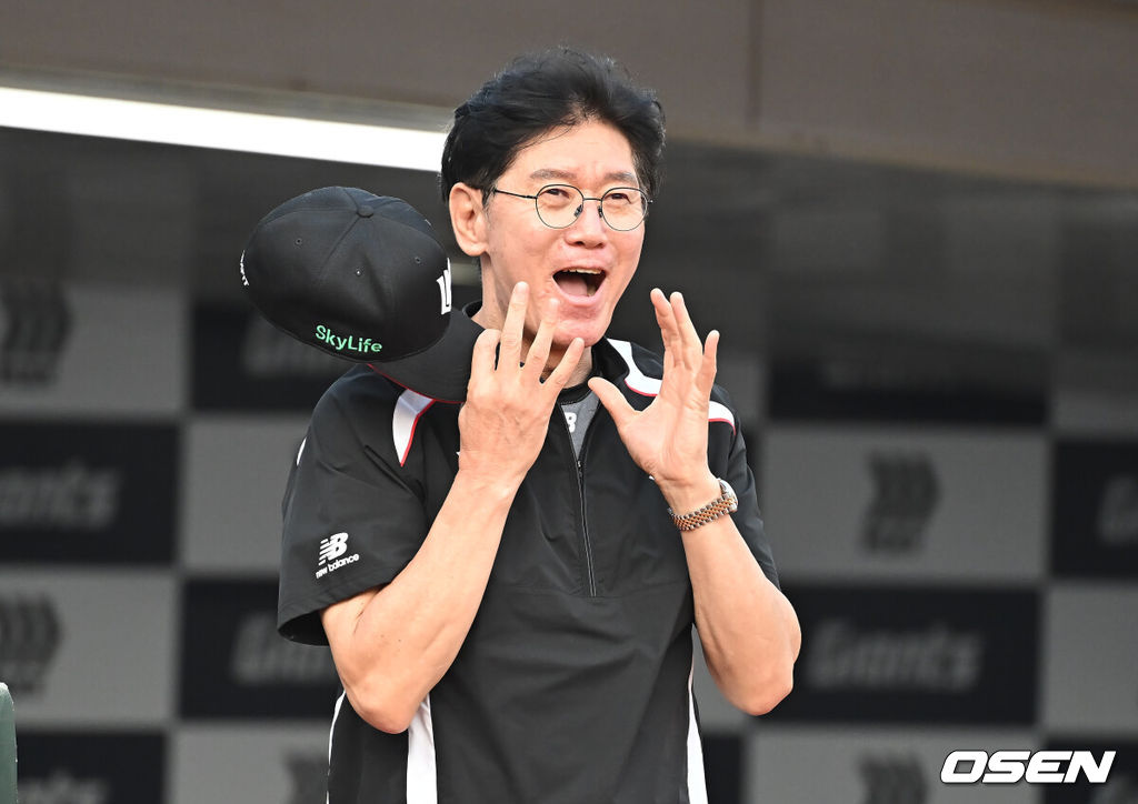 27일 부산 사직야구장에서 2025 신한 SOL 뱅크 KBO 리그 롯데 자이언츠와 KT 위즈의 경기가 열렸다. 홈팀 롯데는 이민석이, 방문팀 삼성은 고영표가 선발 출전했다.KT 위즈 이강철 감독이 경기 전 롯데 더그아웃을 보며 활짝 웃고 있다. 2025.06.27 / foto0307@osen.co.kr
