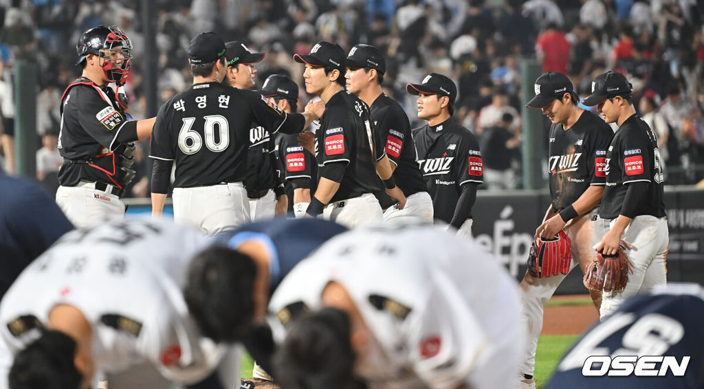 27일 부산 사직야구장에서 2025 신한 SOL 뱅크 KBO 리그 롯데 자이언츠와 KT 위즈의 경기가 열렸다. 홈팀 롯데는 이민석이, 방문팀 삼성은 고영표가 선발 출전했다.KT 위즈 선수들이 롯데 자이언츠에 11-8로 역전 승리하고 기쁨을 나누고 있다. 2025.06.27 / foto0307@osen.co.kr