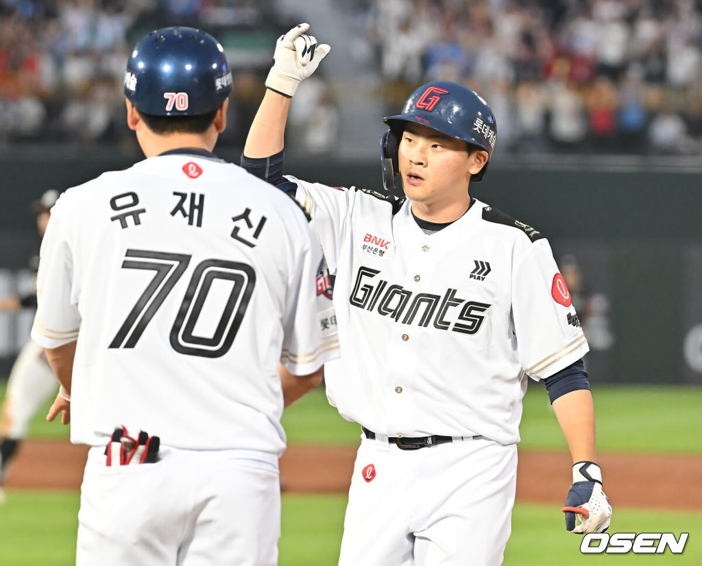 27일 부산 사직야구장에서 2025 신한 SOL 뱅크 KBO 리그 롯데 자이언츠와 KT 위즈의 경기가 열렸다. 홈팀 롯데는 이민석이, 방문팀 삼성은 고영표가 선발 출전했다.롯데 자이언츠 박찬형이 3회말 1사 1,2루 우익수 앞 1타점 안타를 치고 세리머니를 하고 있다. 2025.06.27 / foto0307@osen.co.kr