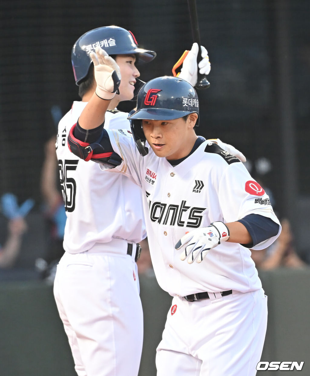 27일 부산 사직야구장에서 2025 신한 SOL 뱅크 KBO 리그 롯데 자이언츠와 KT 위즈의 경기가 열렸다. 홈팀 롯데는 이민석이, 방문팀 삼성은 고영표가 선발 출전했다.롯데 자이언츠 박찬형이 2회말 우월 솔로 홈런을 치고 하이파이브를 하고 있다. 2025.06.27 / foto0307@osen.co.kr