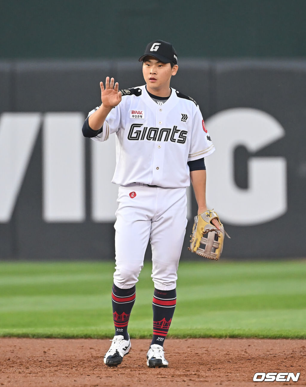 27일 부산 사직야구장에서 2025 신한 SOL 뱅크 KBO 리그 롯데 자이언츠와 KT 위즈의 경기가 열렸다. 홈팀 롯데는 이민석이, 방문팀 삼성은 고영표가 선발 출전했다.롯데 자이언츠 박찬형이 3회초 1사 2루 KT 위즈 문상철의 타구를 잡지 못하는 실책을 범하고 이민석에게 미안하다는 표시를 하고 있다. 2025.06.27 / foto0307@osen.co.kr