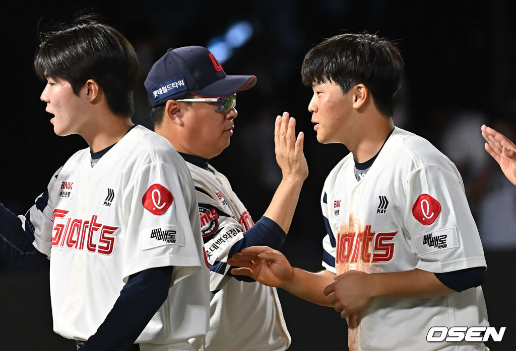 19일 부산 사직야구장에서 2025 신한 SOL 뱅크 KBO 리그 롯데 자이언츠와 한화 이글스의 경기가 열렸다. 홈팀 롯데는 나균안이, 방문팀 한화는 황준서가 선발 출전했다.롯데 자이언츠 김태형 감독이 한화 이글스에 4-3으로 승리한 후 데뷔 첫 안타를 기록한 박찬형과 하이파이브를 하고 있다. 2025.06.19 / foto0307@osen.co.kr