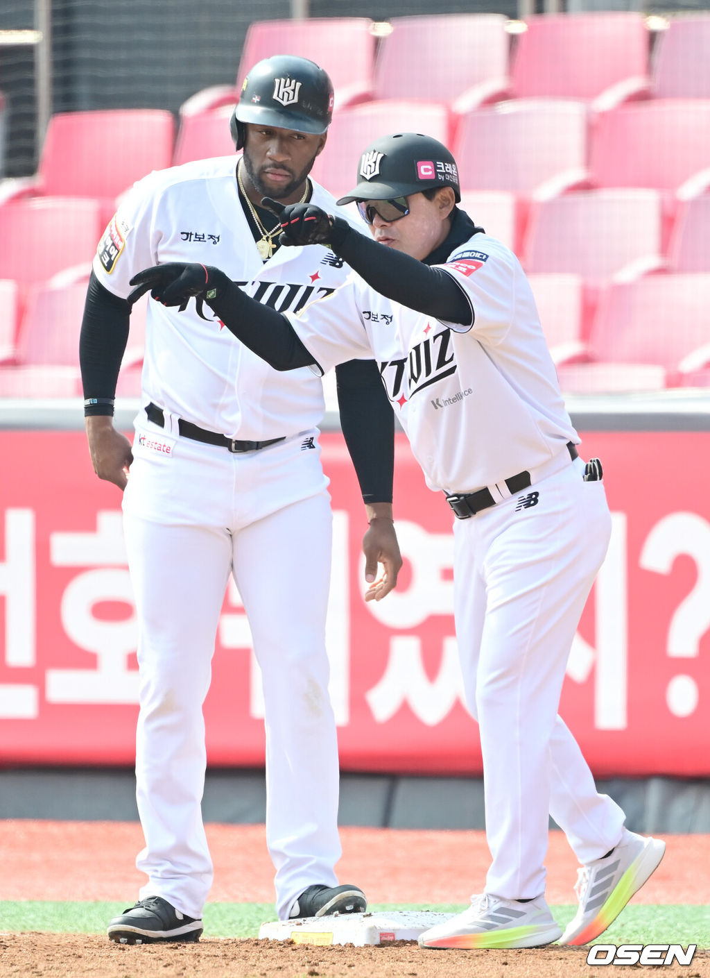 10일 오후 수원KT위즈파크에서  2025 신한 SOL뱅크 KBO 리그 시범경기 KT 위즈와 키움 히어로즈의 경기가 열렸다.KBO리그 10개 구단은 오는 18일까지 시범경기 10경기를 소화한다. 2025시즌 개막전은 오는 22일 개최된다. 개막전 매치업은 LG-롯데(서울 잠실구장), KIA-NC(광주-기아챔피언스필드), SSG-두산(인천 SSG랜더스필드), KT-한화(수원 KT위즈파크), 삼성-키움(대구 삼성라이온즈파크)이다.2회말 1사 1루 케이티 로하스가 안타를 날린 뒤 이종범 코치와 이야기를 나누고 있다. 2025.03.10 / ksl0919@osen.co.kr