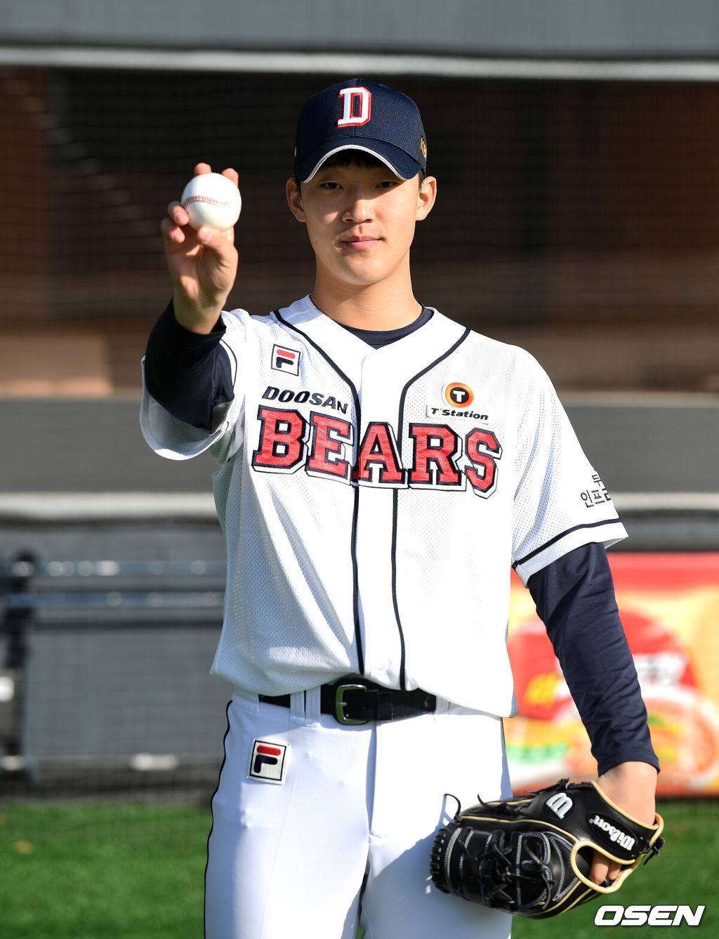 15일 오전 서울 잠실야구장에서 2020년 두산베어스 창단기념식 및 포토데이 행사가 열렸다.두산 신인선수 이주엽이 기념촬영을 하고 있다. 