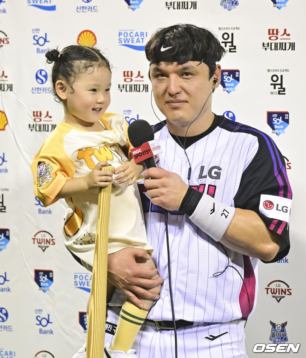 프로야구 LG 트윈스가 KIA 타이거즈를 꺾고 공동 1위로 올라섰다. LG는 27일 서울 잠실구장에서 열린 2025 KBO리그 LG KIA와 시즌 6차전 맞대결에서 4-3 역전승을 거뒀다. 박동원이 역전 스리런 홈런을 터뜨렸고, 8회 문성주가 결승타를 때렸다. LG는 지난 14일 이후 1위 자리에 복귀했다. 이날 SSG 랜더스에 패한 한화와 공동 1위가 됐다. 경기종료 후 LG 박동원이 딸과 함께 수훈 선수 인터뷰를 하고 있다.  2025.06.27 /soul1014@osen.co.kr