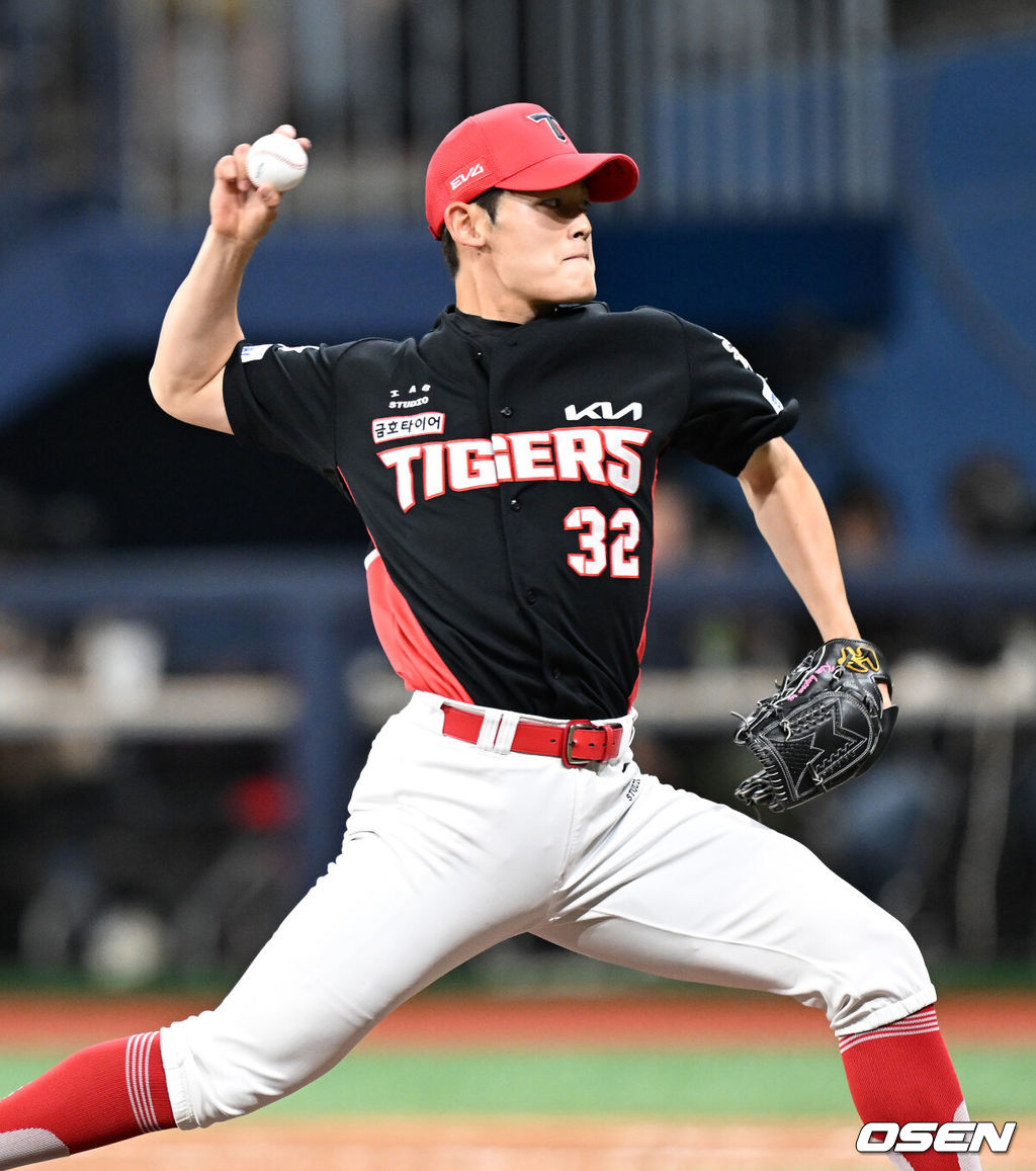 26일 오후 서울 고척스카이돔에서 2025 신한 SOL Bank KBO리그 키움 히어로즈와 KIA 타이거즈의 경기가 열렸다.키움은 하영민, KIA는 김건국을 선발 투수로 내세웠다.10회말 무사에서 KIA 김현수가 역투하고 있다. 2025.06.26 /sunday@osen.co.kr